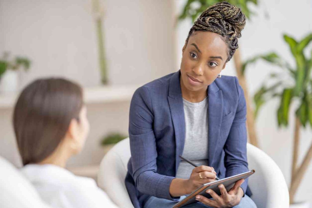 118926fddbb5e00add913b8c8e5d2021-black-therapist-female-takes-notes_l